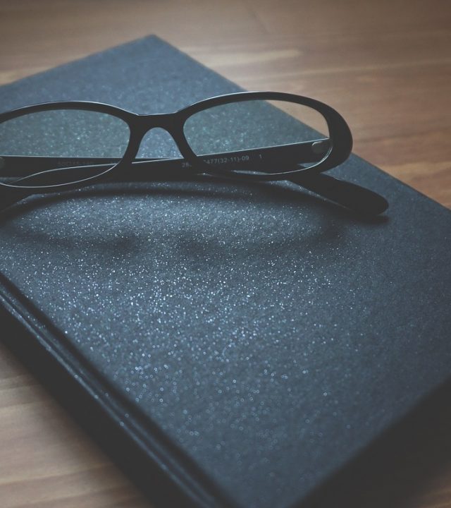 glasses, notebook, wooden-1280549.jpg